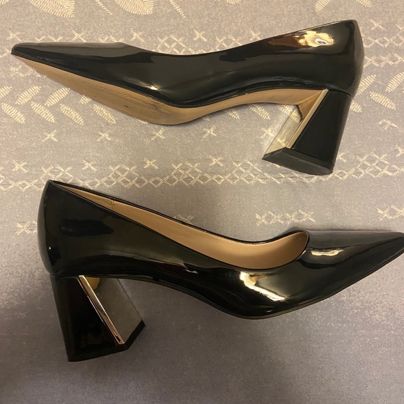 Woman Shoes - Picture 3 of 5